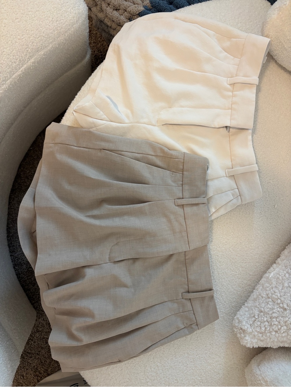 Aritzia Women's High-Waist Pleated Shorts - Cream & Light Taupe